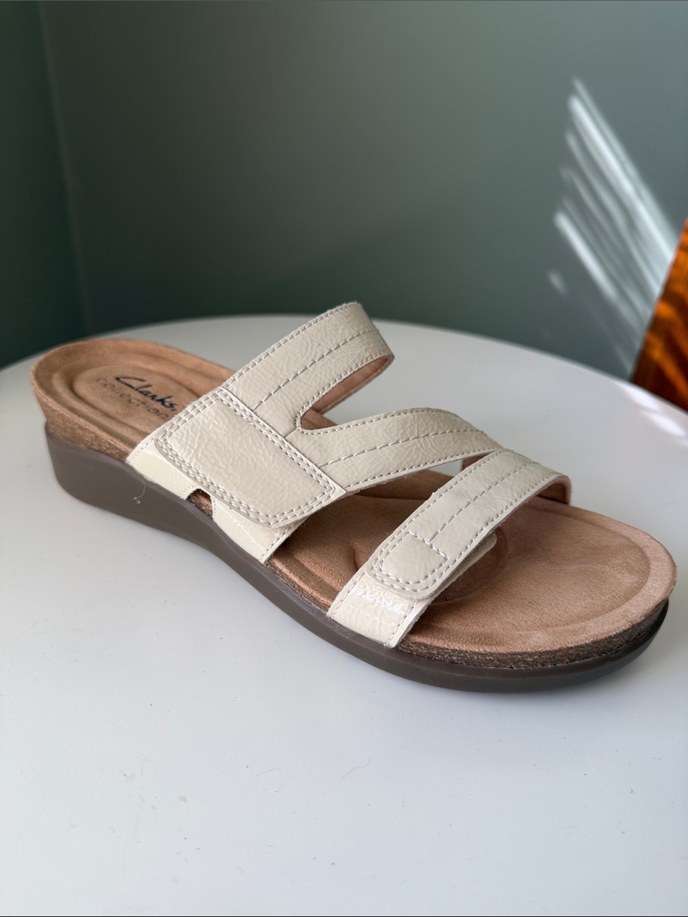 Clarks Women's Calenne Holly slip-on sandal cream Adjustable Strap Comfort EUC